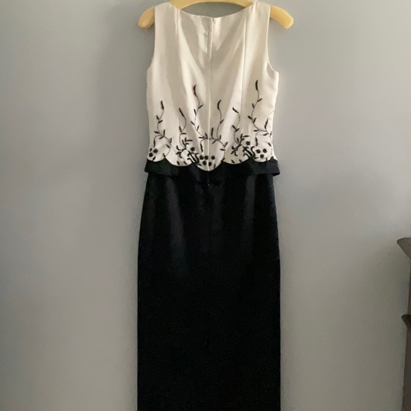 Beautiful, classic and elegant evening gown - Picture 2 of 8